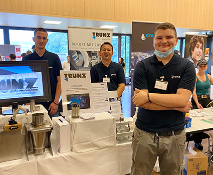 Unsere Lernenden an der Tischmesse St. Gallen Unsere Lernenden an der Tischmesse St. Gallen